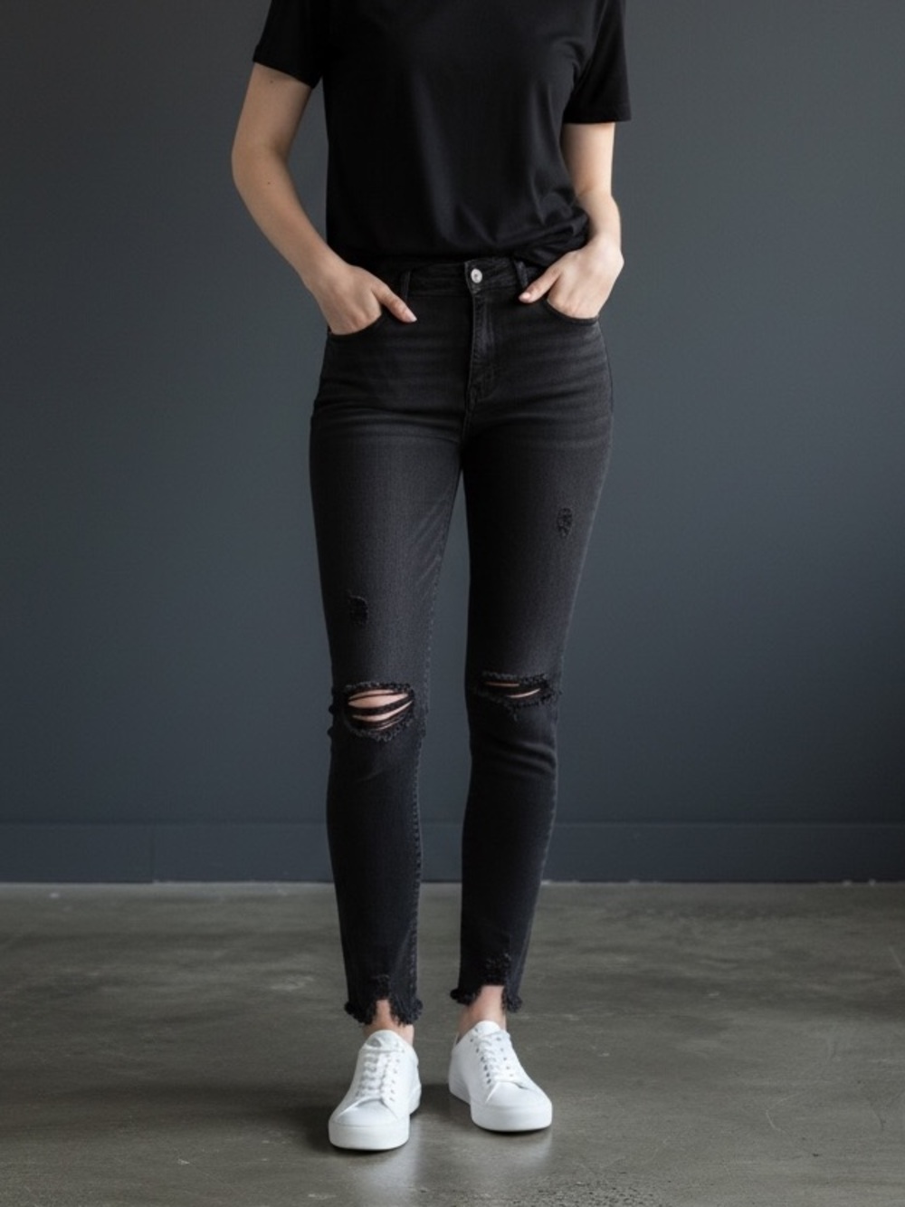 ▪️ Fashion Nova • Black Skinny Distressed Jeans • women’s 7